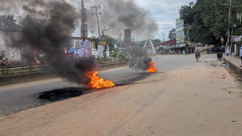 খাগড়াছড়িতে সড়ক অবরোধ, সাজেকে আটকা হাজারো পর্যটক